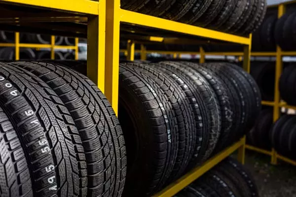 Garagiste spécialisé dans le changement de pneus avant Michelin pour citadine, Douvaine, Chauvin Auto 74